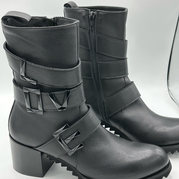 Black boot - Picture 3 of 8